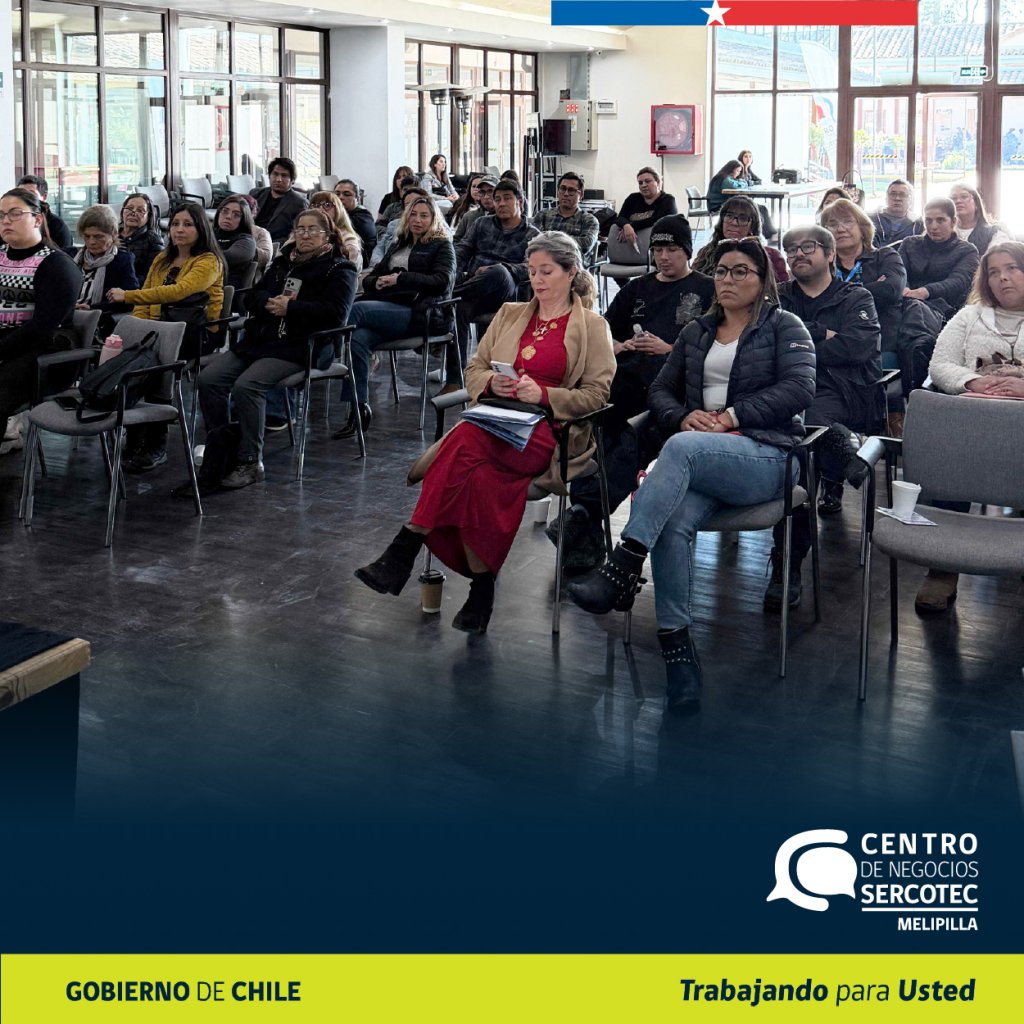 Grupo de personas sentadas en un auditorio asistiendo a una charla o capacitación en el Centro de Negocios Sercotec Melipilla.